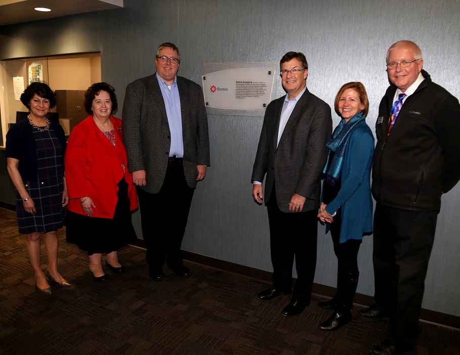 The student Information Technology Help Desk on the Appleton campus received a new name thanks to the support of the Bemis Company Foundation. The student Information Technology Help Desk on the Appleton campus received a new name thanks to the support of the Bemis Company Foundation.